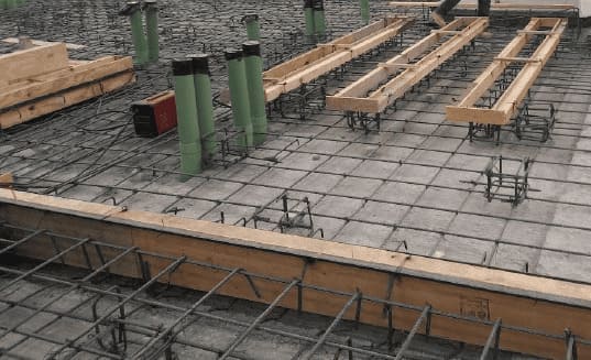 Cimentación de concreto reforzado para instalación de maquinaria industrial.