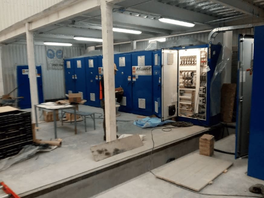 Gabinetes de control eléctrico industrial durante proceso de mantenimiento.
