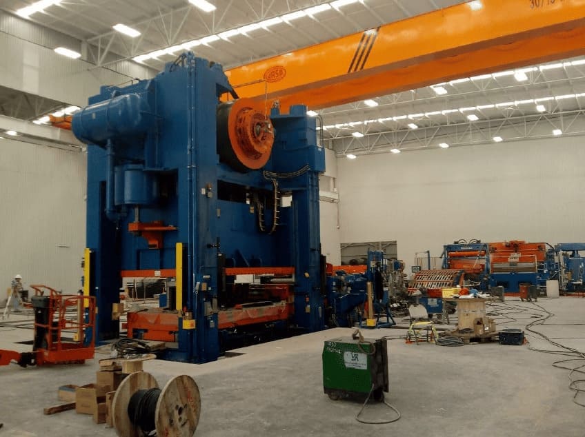 Prensa industrial de gran tamaño instalada en una nave de producción.