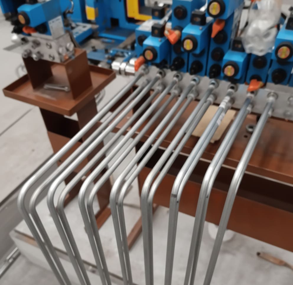 Conjunto de tuberías hidráulicas de acero dobladas a medida para instalación.