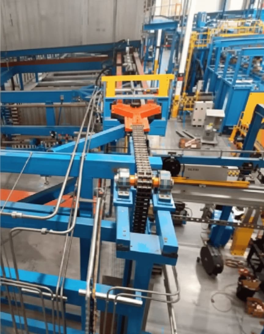 Vista superior de tuberías y cadena de arrastre en un sistema automatizado.