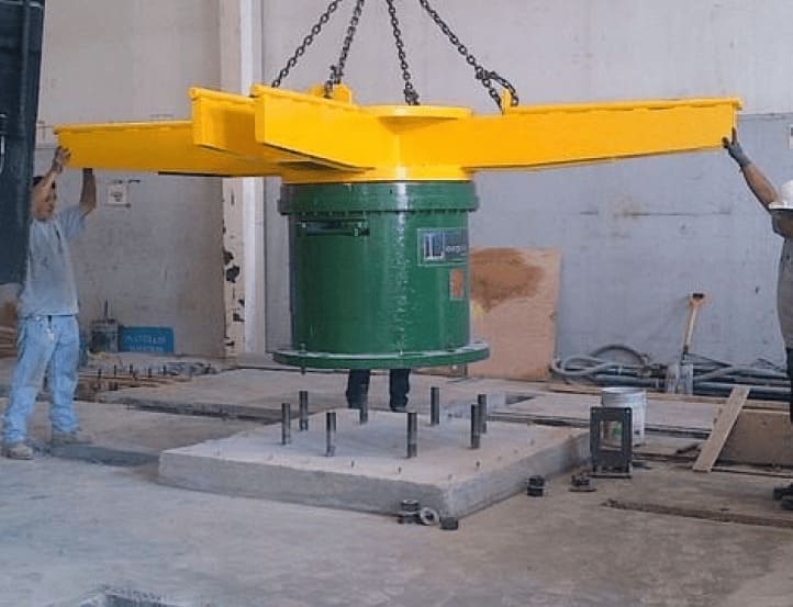 Instalación y anclaje de un equipo industrial de rotación sobre base de concreto.